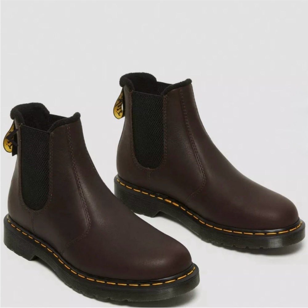 Dr martens 2976
WARMWAIR LEATHER CHELSEA
BOOTS
$180 men 10
Dark Brown — Valor Wp